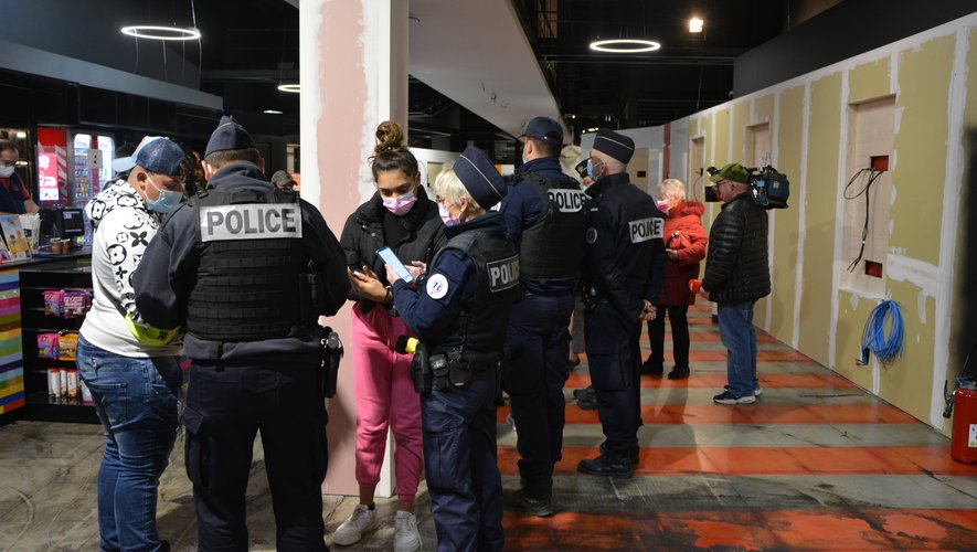 La police française vérifie les Pass à l'entrée des salles de cinéma